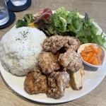 ラフ カフェ&ベイク - 唐揚げプレートご飯大盛（¥1815+¥220＝¥2035）
