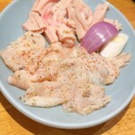 神泉ホルモン 三百屋 - (手前)ヤン(奥)ハツモト…あー幸せ