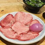 神泉ホルモン 三百屋 - 牛タン