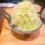 神泉ホルモン 三百屋 - お通しキャベツ(毎回少なめにしてもらってます)