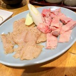 神泉ホルモン 三百屋 - (左)上みの(右)こりこり…どちらも欠かせないやつ！