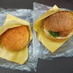 モンタボー 東京国際空港店 - 欧風カレーパン（左）とカマンベールチキンカツ（右）