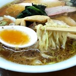 みつよし - 鶏油と醤油のバランス良いスープ、手打ち麺と絶妙に馴染みます