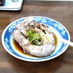 みつよし - ガラ（サービス）。スープをとる時に使用した丸鶏の一部。元ダレをかけて出してくれるのでツマミにもなりますよ