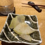 ダイナミックキッチン＆バー 響 - お通しの冬瓜の胡麻和え