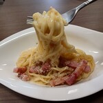 洋食コンチェルト - そんなカルボナーラ感の薄っぺらい味わいの中に
小麦粉の味わいが旺盛なソース

そこへ虚しくブラックペッパーのスパイス感が
強く主張してくるwww

こんな風になる原因は、一体何なんだ？（笑）