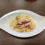 洋食コンチェルト - ◯カルボナーラ
何だろ、これ？（笑）

パスタの食感は
生パスタの様にモッチリとはしているけれど

カルボナーラソースの味わいが薄い（笑）

そこに濃厚な粉モンの味わいがドロッと乗っている