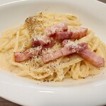 洋食コンチェルト - 液体の小麦粉っぽい味わいが支配している

レベル的には市販のカルボナーラソースかも？
と思える程の特徴の無い、本格的感の無さで

軽く焼かれているだけの
旨味を出そうとしてないベーコン