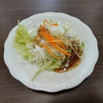 洋食コンチェルト - ▶カルボナーラ　の内容

◯サラダ
市販の和風胡麻ドレッシングが掛けられていた