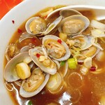 味仙 - スープの中から，アサリがゴロゴロ出て来ました