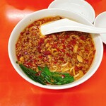 味仙 - 友人が頼んだ台湾ラーメン。点々とある赤が効いてます