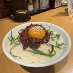 大衆炭火焼肉ジンギスカン ホルモン酒場 風土. - 生ラムユッケとろろご飯