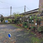 ユーモア - 店前駐車場