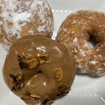 のあドーナツ - 手前：アーモンドキャラメリゼ　税込320円　　　　　　　　右奥：シナモンシュガー　税込260円　　　　　　　　　　　左奥：定番シュガードーナツ　税込250円