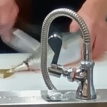 炉ノ鳥 - 鯖を手際よく捌く職人さん