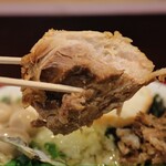 ラーメン 鷹の目 獨協大学前本店 - 嘘みたいなブロック豚(おいしい)