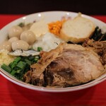 ラーメン 鷹の目 獨協大学前本店 - 生卵を乗せる前