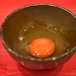 ラーメン 鷹の目 - 濃い卵黄の生卵