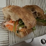 シンボパン - 堅焼きフランスパンに具材が盛り盛り挟んであるので、小さくカットしないと顎が外れる〜！(◎_◎;)嬉しい叫び