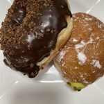 のあドーナツ - 左：チョコレート　税込320円1個
右：ピスタチオ　税込380円 1個