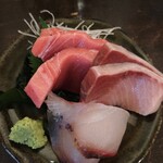 アキバの酒場 - 刺身盛り3点盛850（ブリ、マグロ、ムロアジ？）