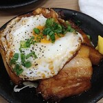 皆様居酒屋 大山ゴールデン - チャーシューエッグ