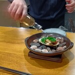 炉ノ鳥 - 醤油ベースの水を注ぐと