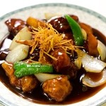ゆるり 中華食堂 癒食同源 - 豚肉と根菜の黒酢酢豚　780円