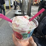 サーティワン アイスクリーム - 料理写真:ストロベリーチーズケーキとよく見えないですが、抹茶