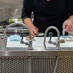 炉ノ鳥 - 藁で炙った活蛸を一口サイズにカット