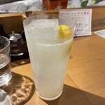 石巻狐崎漁港 晴れの日 - すりおろし 生レモンサワー
      仕込みに3日かかる自家製のレモンサワー。
      レモンの爽やかな酸味と甘みの調和がとれた一杯。