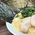 つくば魂心家 - 料理写真:ラーメン+ほうれん草・海苔トッピング（UP）
