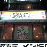 SHAKTI - ラーメン店の2Fにあります