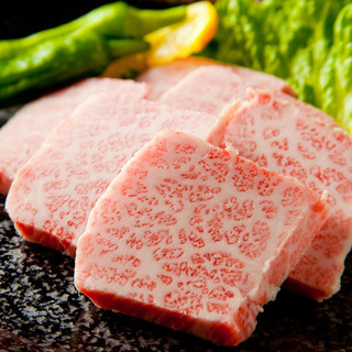 ①We have a full menu of "Kuroge Wagyu beef" made with the highest rank A5.