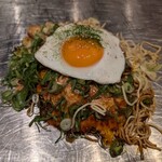 お好み焼き・鉄板焼き 蔵屋 - 蔵屋スペシャル（ネギ、イカ天、シソ、目玉焼き）