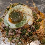 お好み焼き・鉄板焼き 蔵屋 - 坦々辛味焼き（青唐辛子、辛ネギ、ひき肉、目玉焼き、辛麺）