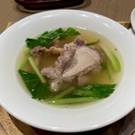 一碗水 - 季節のおすすめスープ　和牛テールスライスと根三つ葉