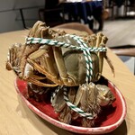 一碗水 - 今から蒸される上海蟹