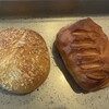 カンテ・グランデ ベーカリー - 左:えびカレーパン265円　右:パンオショコラ249円