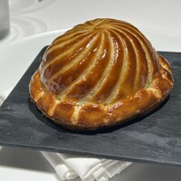 Takumi - ・蝦夷鹿のパイ包み焼き
                    ・黒トリュフと赤ワインのベアルネーズソース
                    ・和梨とハーブ
                    ・ナッツのハニーマスタード和え