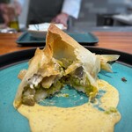 Refugeforestiere 五島 - 202508鮎はタータフリットにされていて、身はふっくら軽く内臓の苦みを感じマヨネーズなどを使用したソースと共に 頂くととても美味しい。骨は素揚げにされ、カリカリ食感で愉しめました。