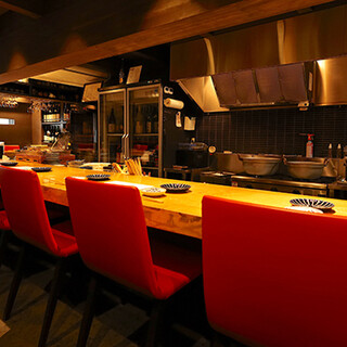 酒蔵の中のような静けさと上質さ。大人が集うおいしい酒処