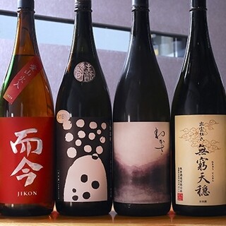 常時約50種の日本酒を“食べ飲み放題”で楽しめる贅沢