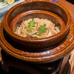 魚と煮込みとわら焼きと ととと - 松茸と木の芽の土鍋ご飯