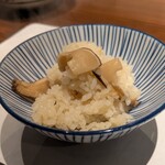 魚と煮込みとわら焼きと ととと - 松茸と木の芽の土鍋ご飯