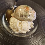 焼とり酒房 鳥せん - ポテサラとろとろ美幸卵のせ