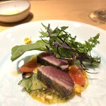 Yd'or - カツオです。この下にしいてあるソースというかの意外性も楽しい