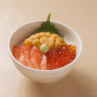 三色丼（うに・いくら・サーモン）香の物・味噌汁付き