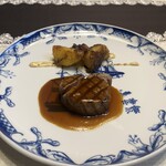 横濱元町 霧笛楼 - 「オーストラリア産・仔牛のグリエ ねずの実ソース
      　じゃがいもとベーコンのリヨネーズ風」