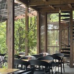 Shigeno Ya - 店内座位宽敞，空间充裕。